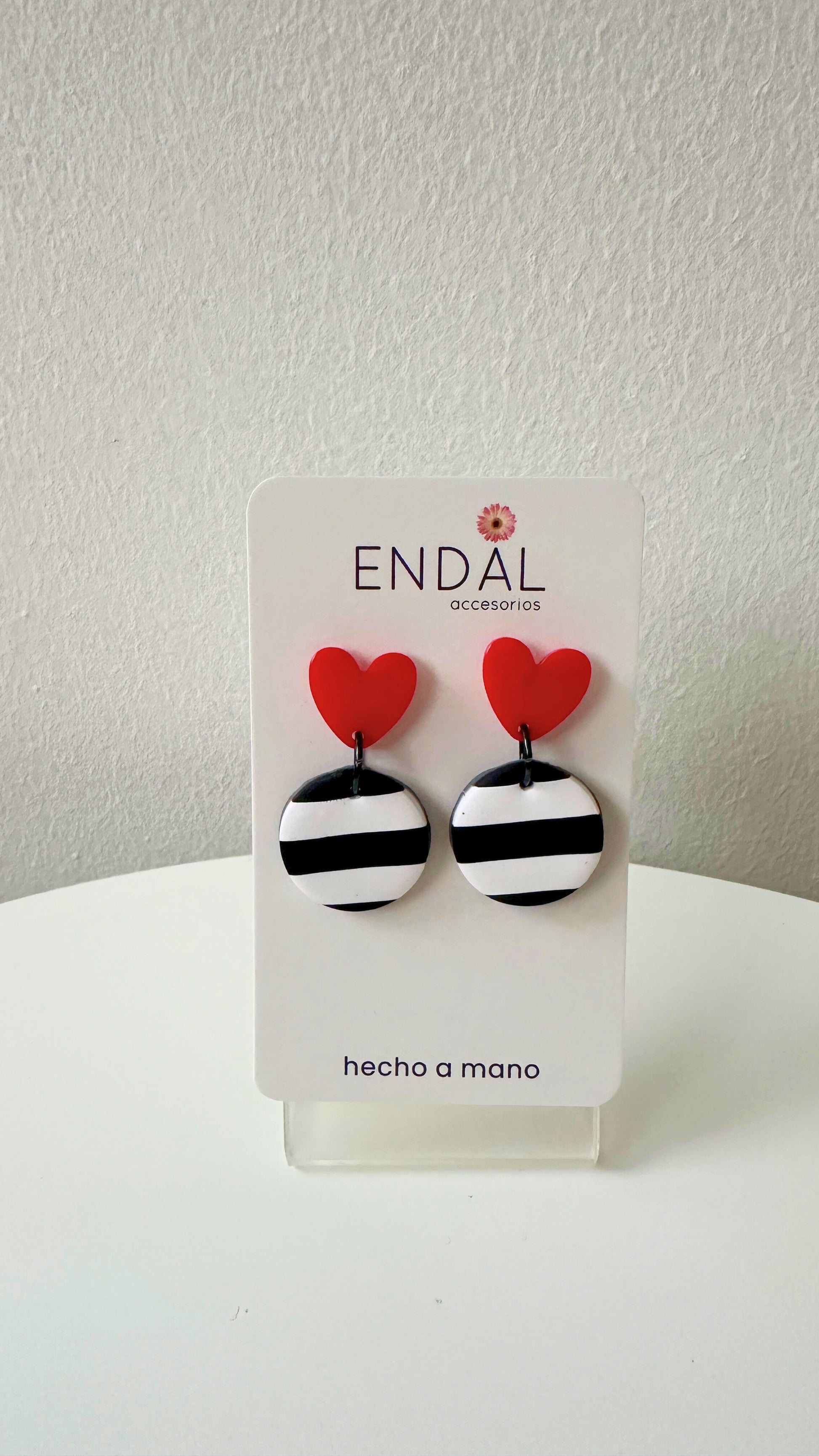 Aretes Famosos corazón rojo