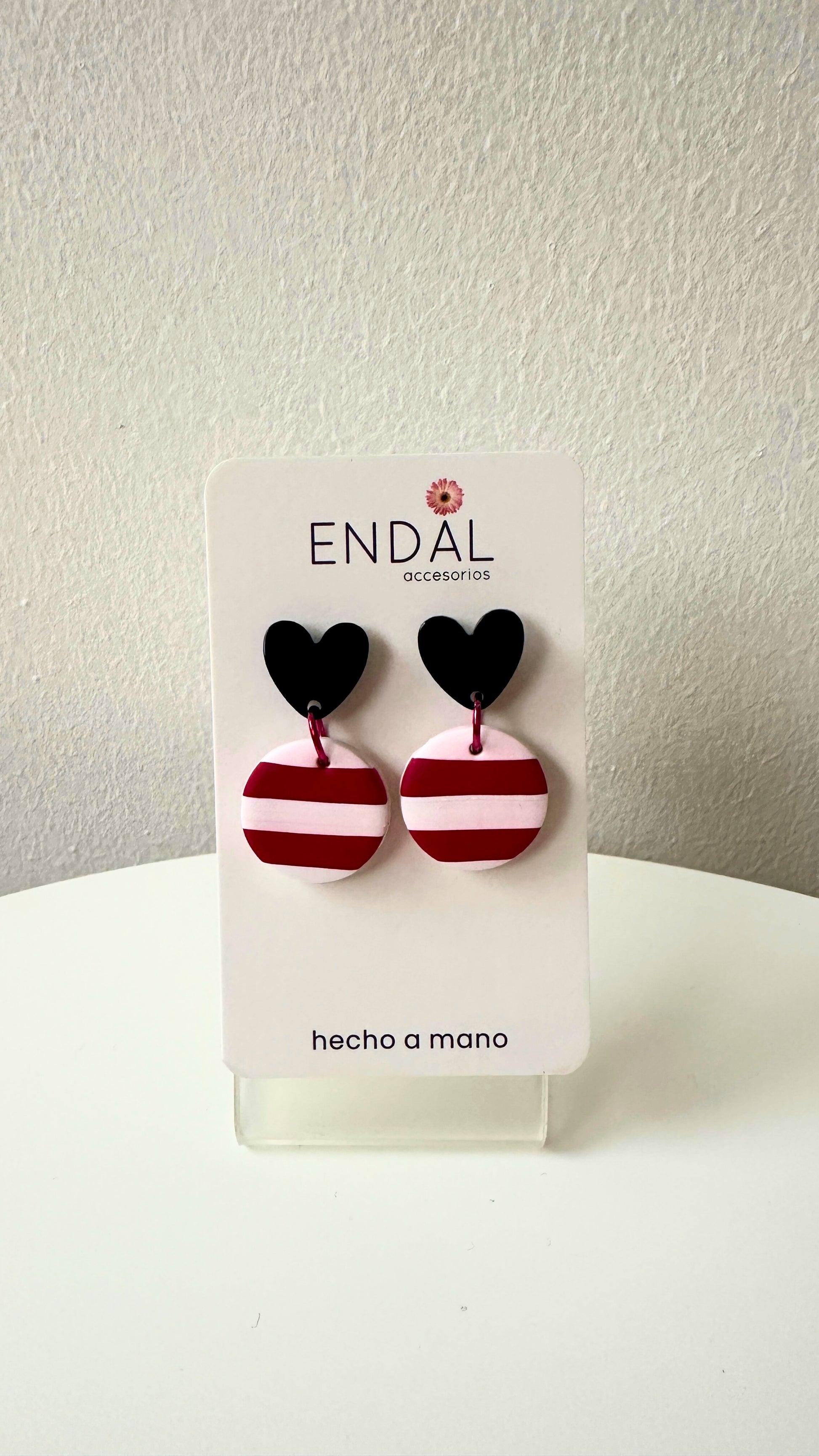 Aretes Famosos corazón negro