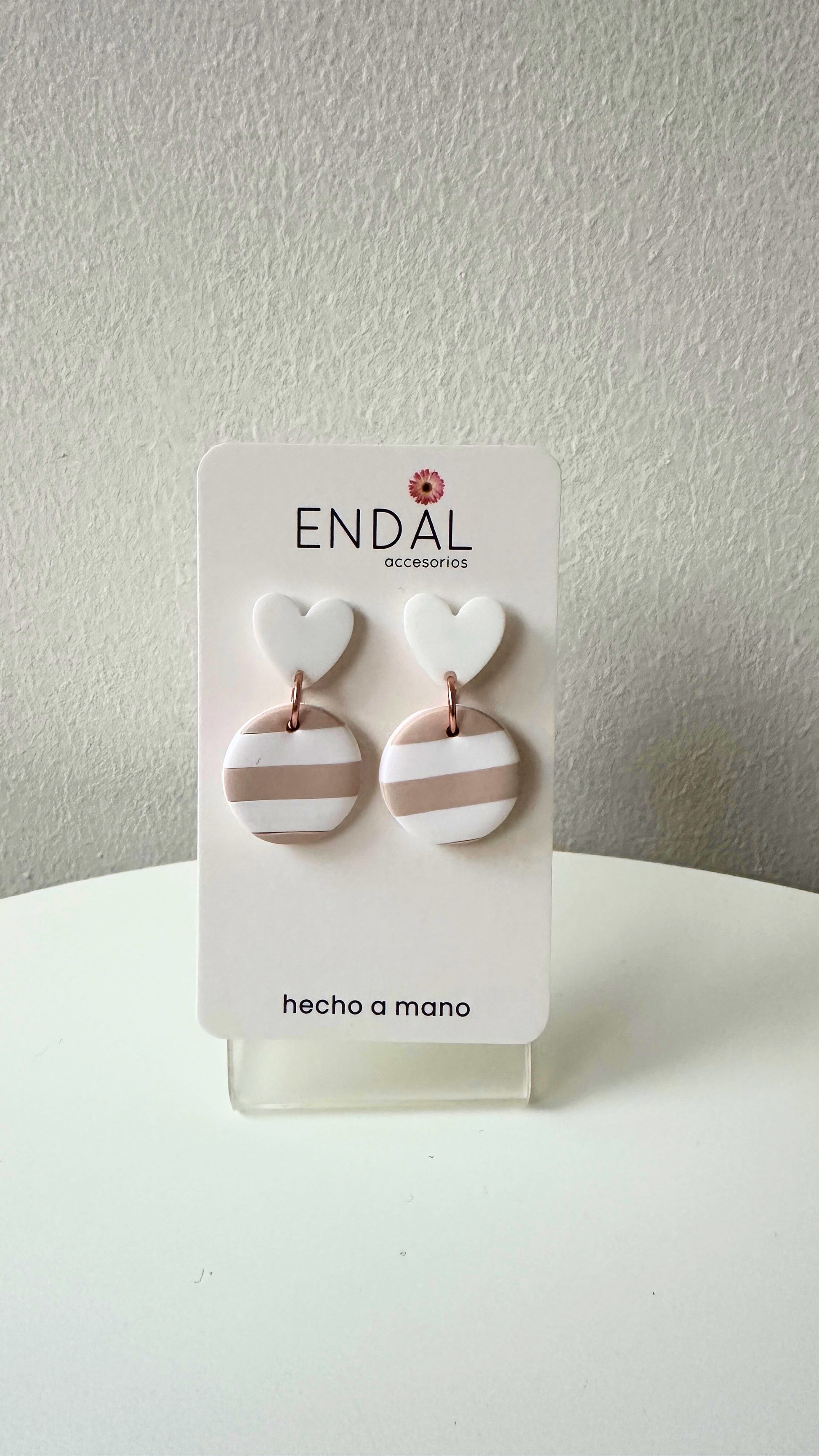 Aretes Famosos corazón blanco
